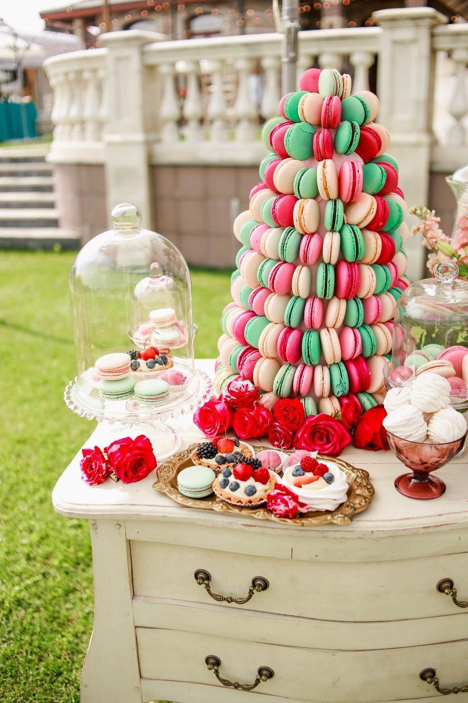 Een interessant accent aan snoepjes op een sappige en lichte tafel zullen vrolijke tags zijn, gemaakt in de algemene stijl van de bruiloft