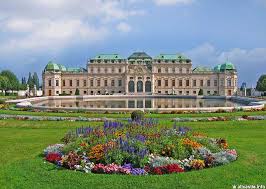 Бельведер состоит из двух великолепных особняков в   стиле рококо, построенных в начале 18 века