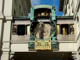 Анкерур - часы с боем, что танцует   Часы расположен в восточной части площади, он является мостиком между двумя зданиями и мае10-метровую опорную поверхность